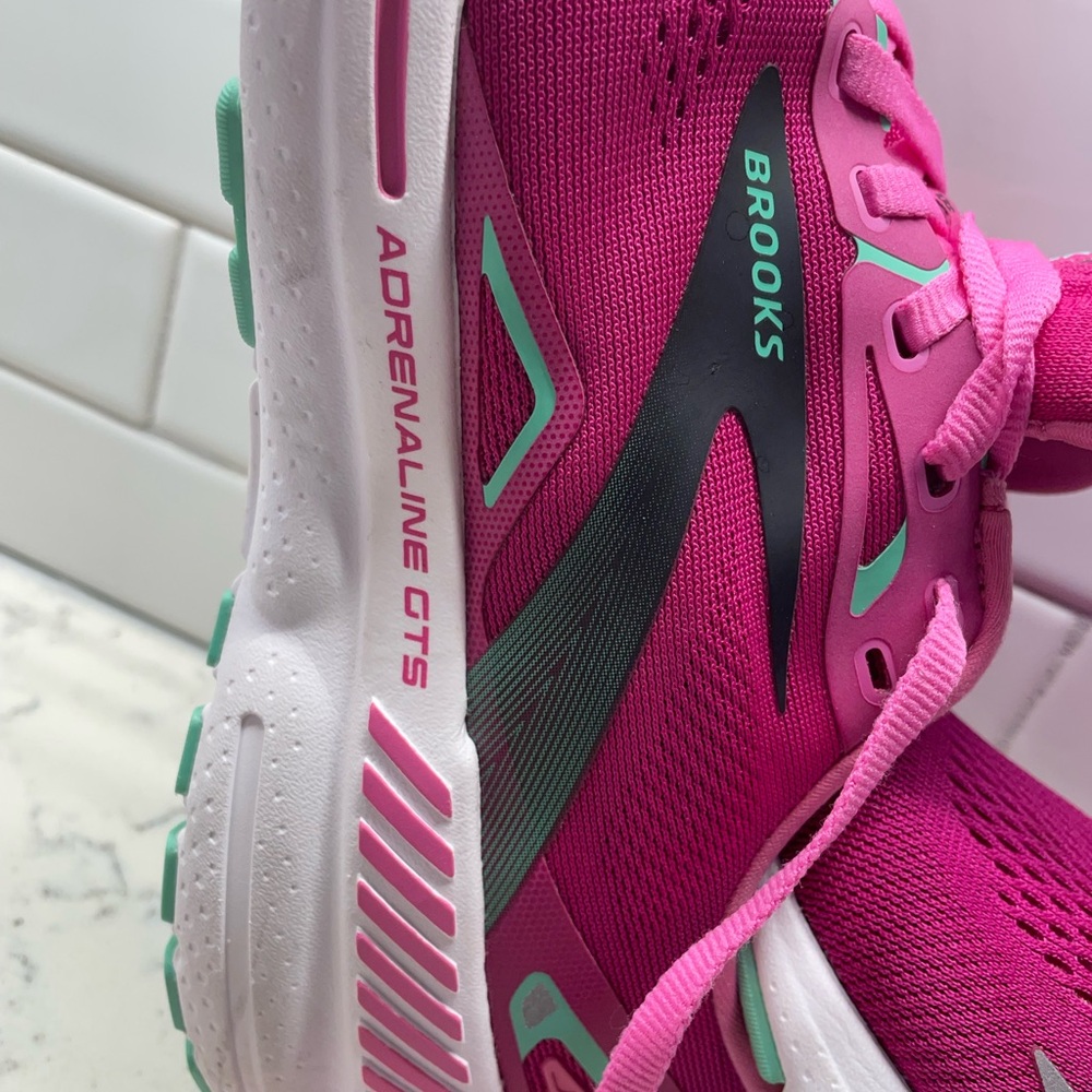 Brooks Women’s Adrenaline Tennis shoes Size 10
